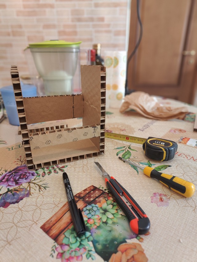 Mockup della mensola fatto in cartone