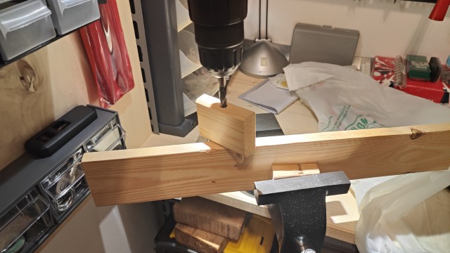 Attrezzo in legno con cui forare le tavole sui bordi, per poter inserire i tasselli in legno correttamente