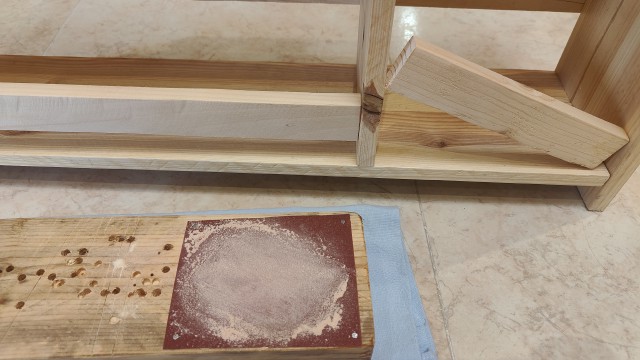 Particolare del mobile, con carta vetrata per carteggiare il pezzo di paratia anteriore ancora troppo lungo