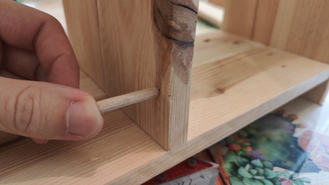 Particolare della posizione in cui andrà il tassello in legno nella parete verticale interna}