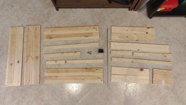 Parti del mobile stese sul pavimento